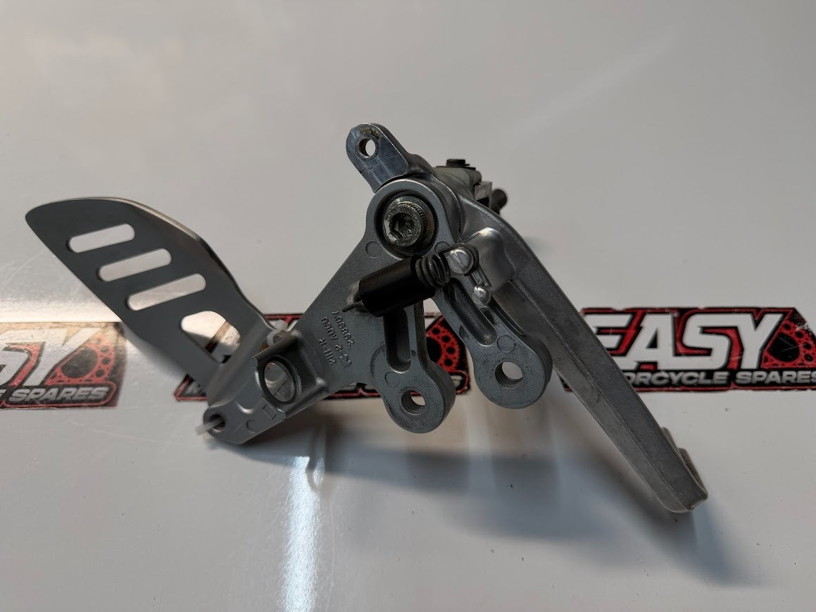 RH Footrest Peg Rear Set Suzuki GSXR 1000 2007-2008 OEM 43511-21H00
