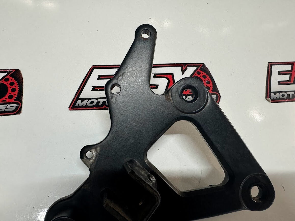RH Foot Peg Bracket Suzuki GS 500 04-09 2006 43510-01D00-ENM
