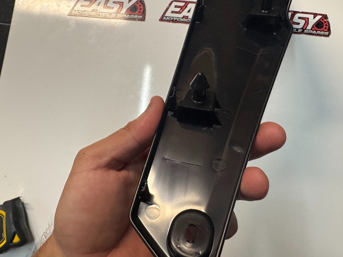 Yamaha YZF R7 2022-2025 Side Cover 2 Fairing Mole OEM Genuine BEB-2171M-00