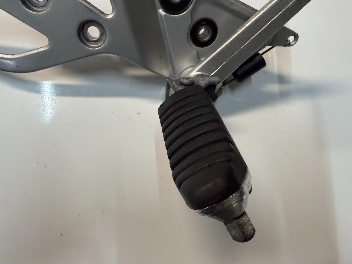 RH Foot Peg Assembly Suzuki GSF 1250 S Bandit 2007-2016 OEM 43511-38G00