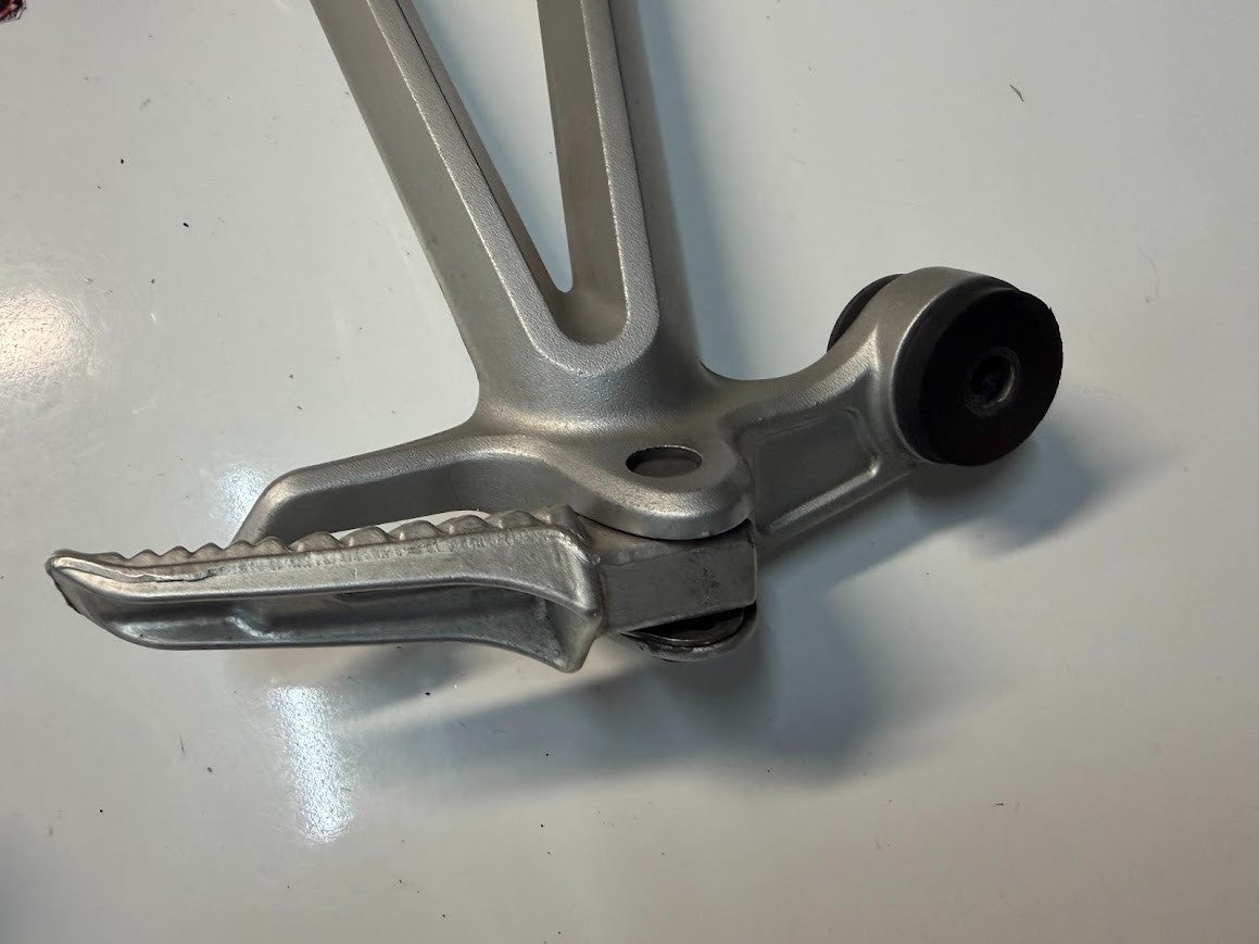 LH RH Pillion Pegs & Brackets Suzuki GSXR 1000 2007-2008 OEM 43700-21H00