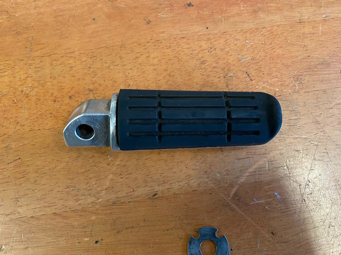 LH Pillion Peg Yamaha FZ6-S 04-06 2006 3VR-27431-02-00