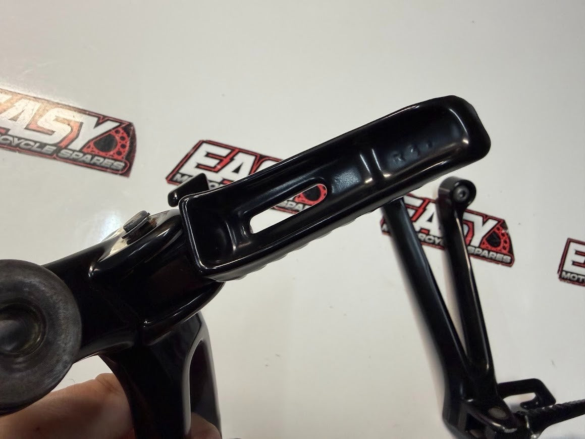 Pillion Peg & Bracket Pair Assembly Suzuki GSXR 1000 2005-2006 OEM 43700-41G00