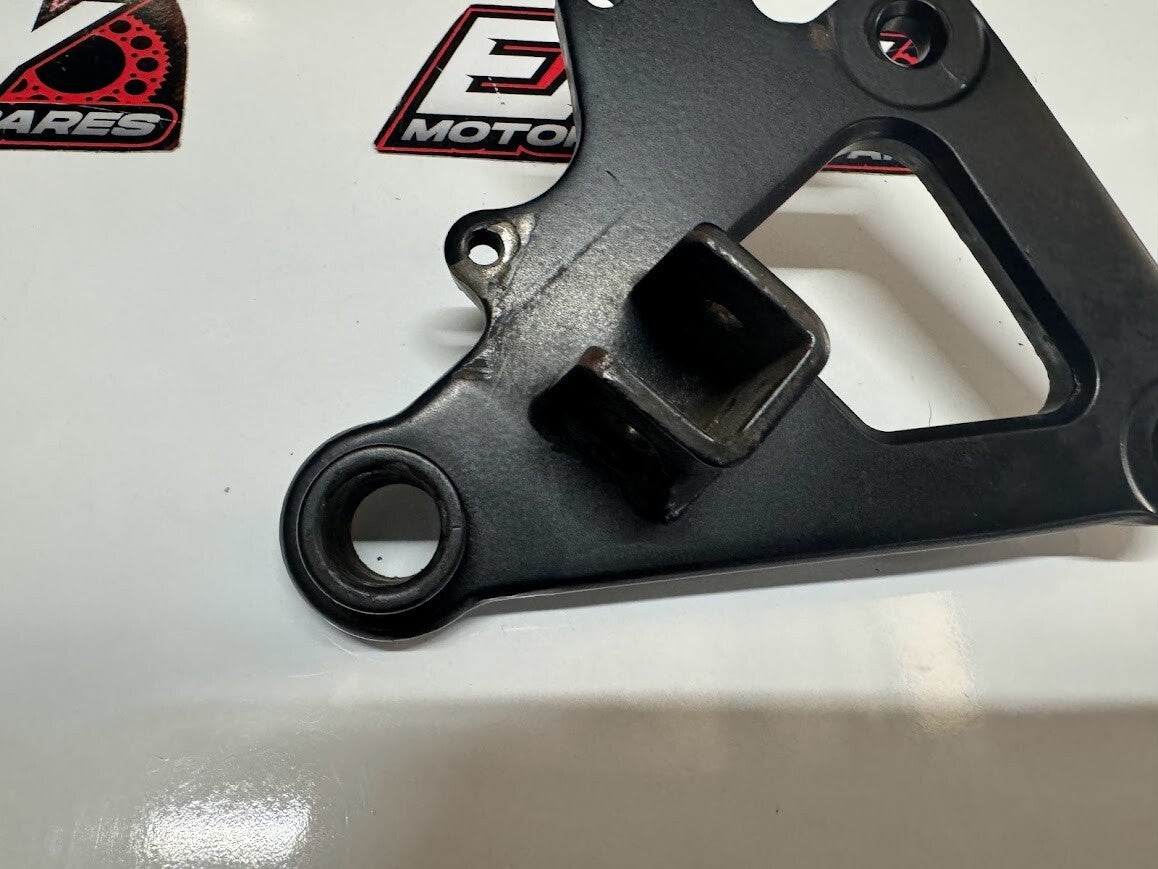 RH Foot Peg Bracket Suzuki GS 500 04-09 2006 43510-01D00-ENM