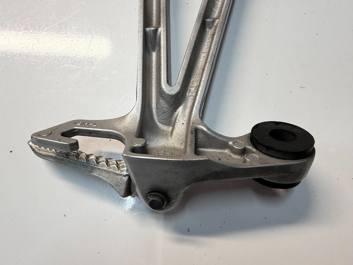 LH RH Pillion Pegs & Brackets Suzuki GSXR 1000 2007-2008 OEM 43700-21H00