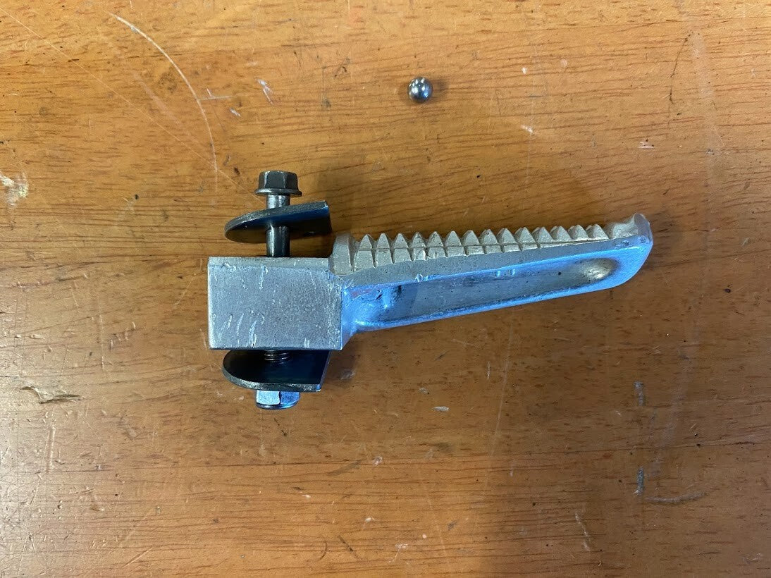 LH Pillion Peg Assembly Yamaha FZS 600 1998