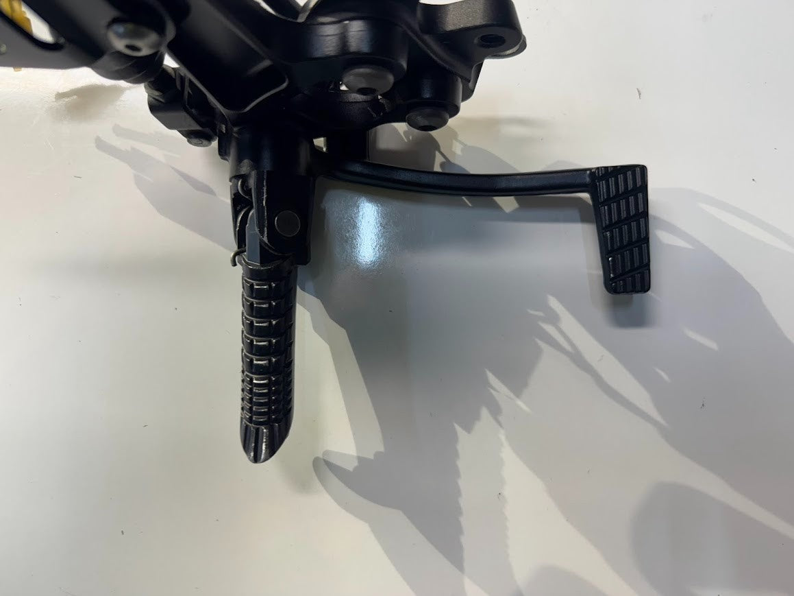 Suzuki GSXR 1000 2015-2016 RH Rear Set Foot Rest Peg Complete OEM 43541-47H10