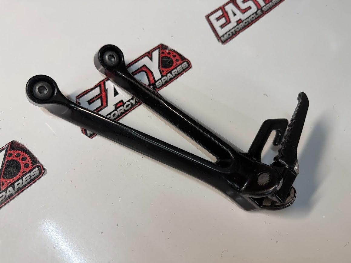 Pillion Peg & Bracket Pair Assembly Suzuki GSXR 1000 2005-2006 OEM 43700-41G00