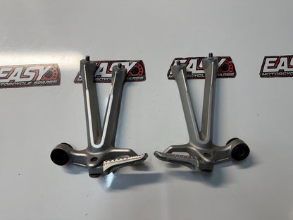 LH RH Pillion Pegs & Brackets Suzuki GSXR 1000 2007-2008 OEM 43700-21H00