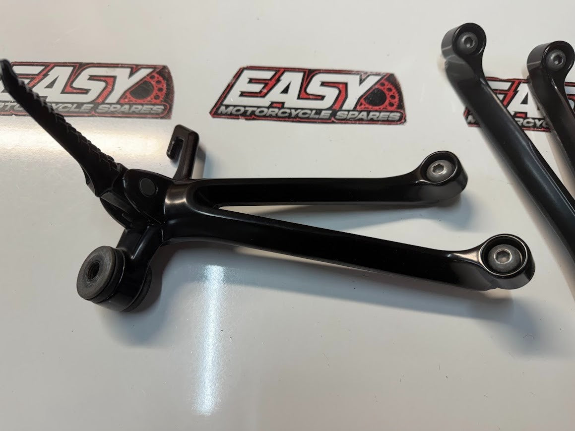 Pillion Peg & Bracket Pair Assembly Suzuki GSXR 1000 2005-2006 OEM 43700-41G00